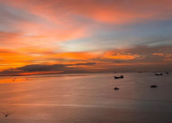 Luxury Modern Seaview 2br With Massage Chair, 1min To Okada Casino 5mins To Airsports Moa Solaire With 2 Infinity Pool And Gym 马尼拉